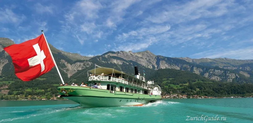 A steamer on the turquoise water of Lake Brienz